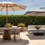 Différences entre parasol déporté et parasol droit pour la terrasse